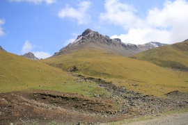 Camino hacia los lagos de alta montaña