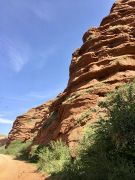 Cerca de las rocas rojas