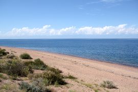 Issyk-Kul - Área: 6236 km², Longitud de la costa: 450 km, Altitud: 1603 metros