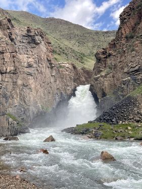 Corriente de agua bajo la cascada