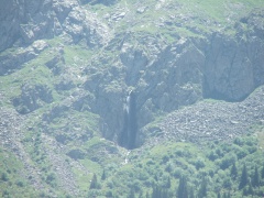 Vista general de la cascada desde el desfiladero