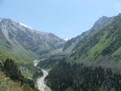 Vista general del desfiladero de Ak-Sai hacia la cascada