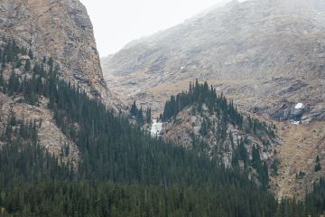 Cascada "Copa de Manas", vista desde el camino