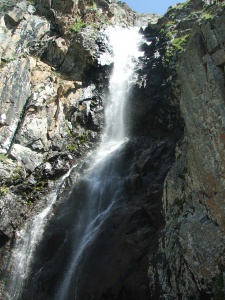 Cascada de Ak-Say - Altura: 20 metros, Altitud sobre el nivel del mar: 2860 metros