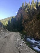 Río junto a las rocas