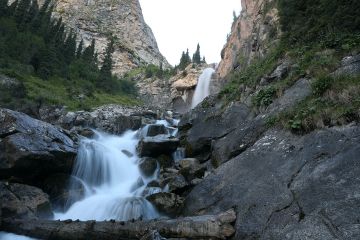 Cerca de la cascada "Copa de Manas"