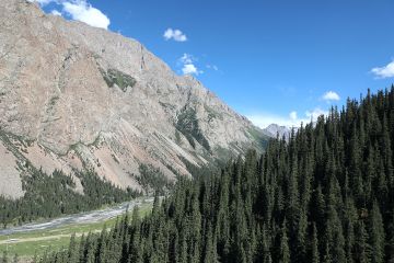 Vista del cañón Barskaun en el camino hacia las cascadas