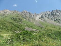 Montañas rocosas y picos en el desfiladero