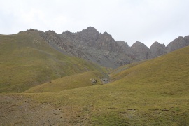 Sendero hacia los lagos de alta montaña