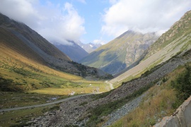 Valle del desfiladero desde el lado de Sary-Jaz