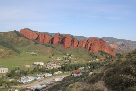 Vista general de Yety-Oguz desde la ladera este