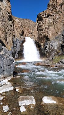 Cascada Son-Kul en una garganta rocosa