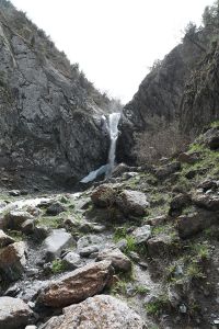 Cascada de Alamedin - Altura: 10 metros, Altitud sobre el nivel del mar: 2123 metros