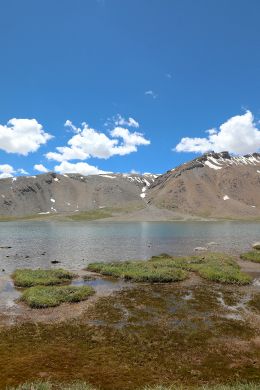 El Valle de Arabel con vistas a uno de los lagos de alta montaña.