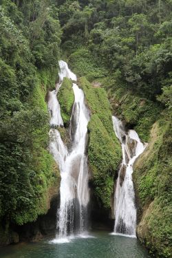 Junto a la cascada