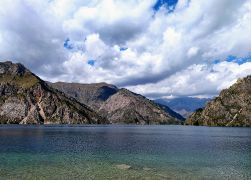 Sary-Chelek - Área: 4,92 km², Longitud de la costa: 18 km, Altitud: 1940 metros